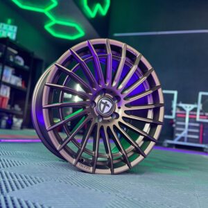 eine tomason felge in grünem neonlicht