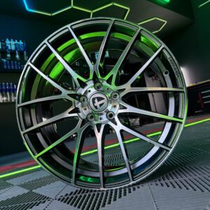 eine tomason felge in grünem und blauem neonlicht