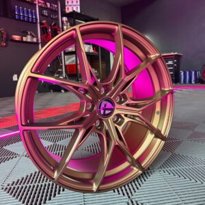 eine tomason felge in neonlicht